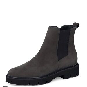 Paul Green
Women's suede Ankle Boots size 40